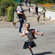 სკოლას მონატრებული გახარებული პატარები - ემოციები