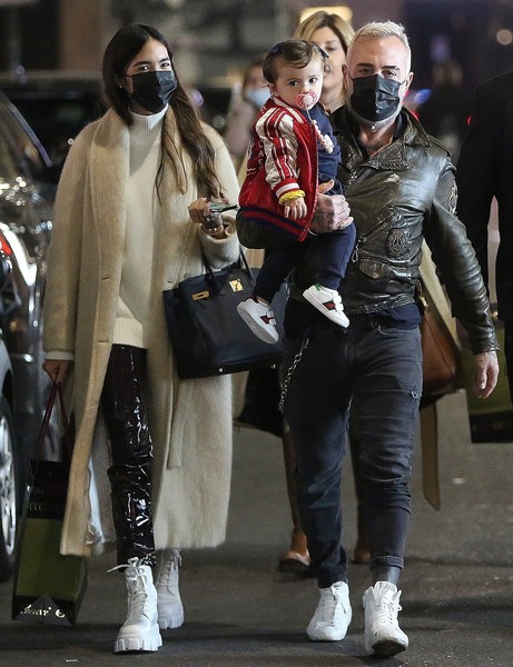 ორი მძიმე ოპერაციის შემდეგ, მოცეკვავე მილიონერმა ქალიშვილი სასეირნოდ გამოიყვანა: "არასოდეს გავრეცხავ იმ პერანგს, რომელსაც ჩემი ნაოპერაციევი გოგონას სისხლი აცხია" mshoblebi