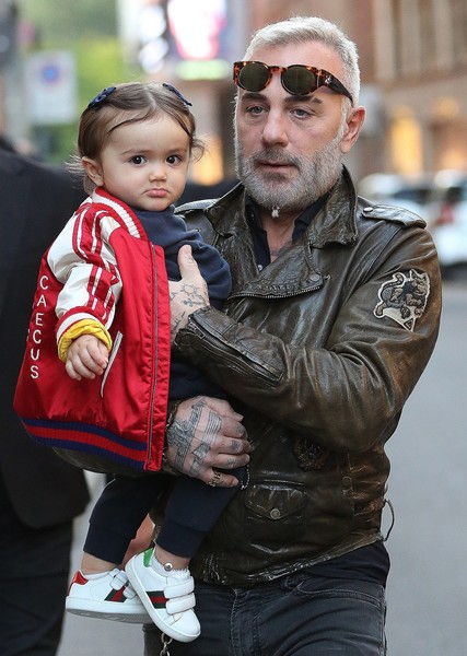 ორი მძიმე ოპერაციის შემდეგ, მოცეკვავე მილიონერმა ქალიშვილი სასეირნოდ გამოიყვანა: "არასოდეს გავრეცხავ იმ პერანგს, რომელსაც ჩემი ნაოპერაციევი გოგონას სისხლი აცხია" mshoblebi