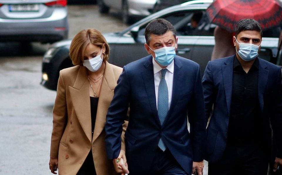 საარჩევნო უბნებზე ცოლებთან და შვილებთან ერთად - პოლიტიკოსები არჩევნებზე mshoblebi