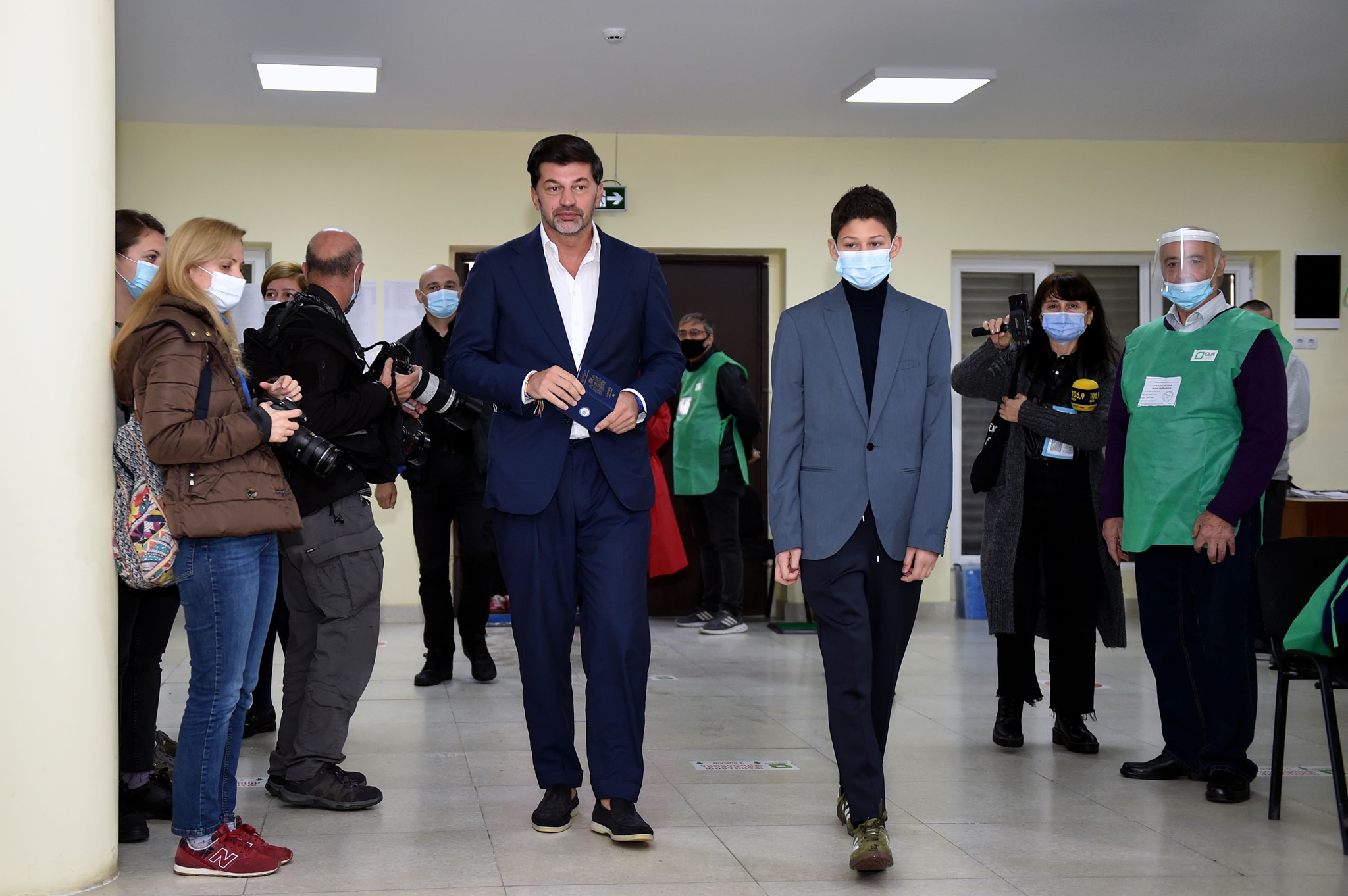 საარჩევნო უბნებზე ცოლებთან და შვილებთან ერთად - პოლიტიკოსები არჩევნებზე mshoblebi