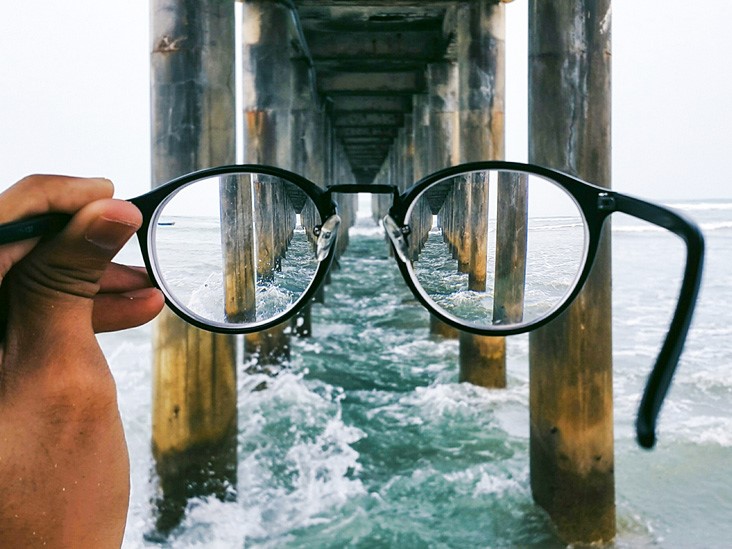 5 მიზეზი, რომლებიც დაგარწმუნებთ, რომ მხედველობის ლაზერული კორექციისა და სათვალესთან სამუდამოდ დამშვიდობების დროა mshoblebi