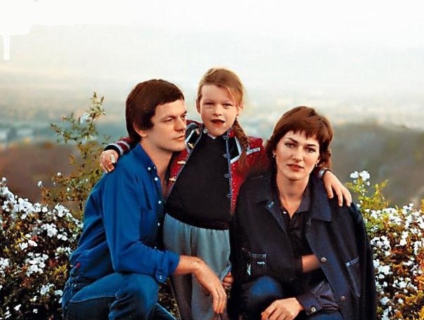 mila-yovovich-family-1-1675935701.jpg