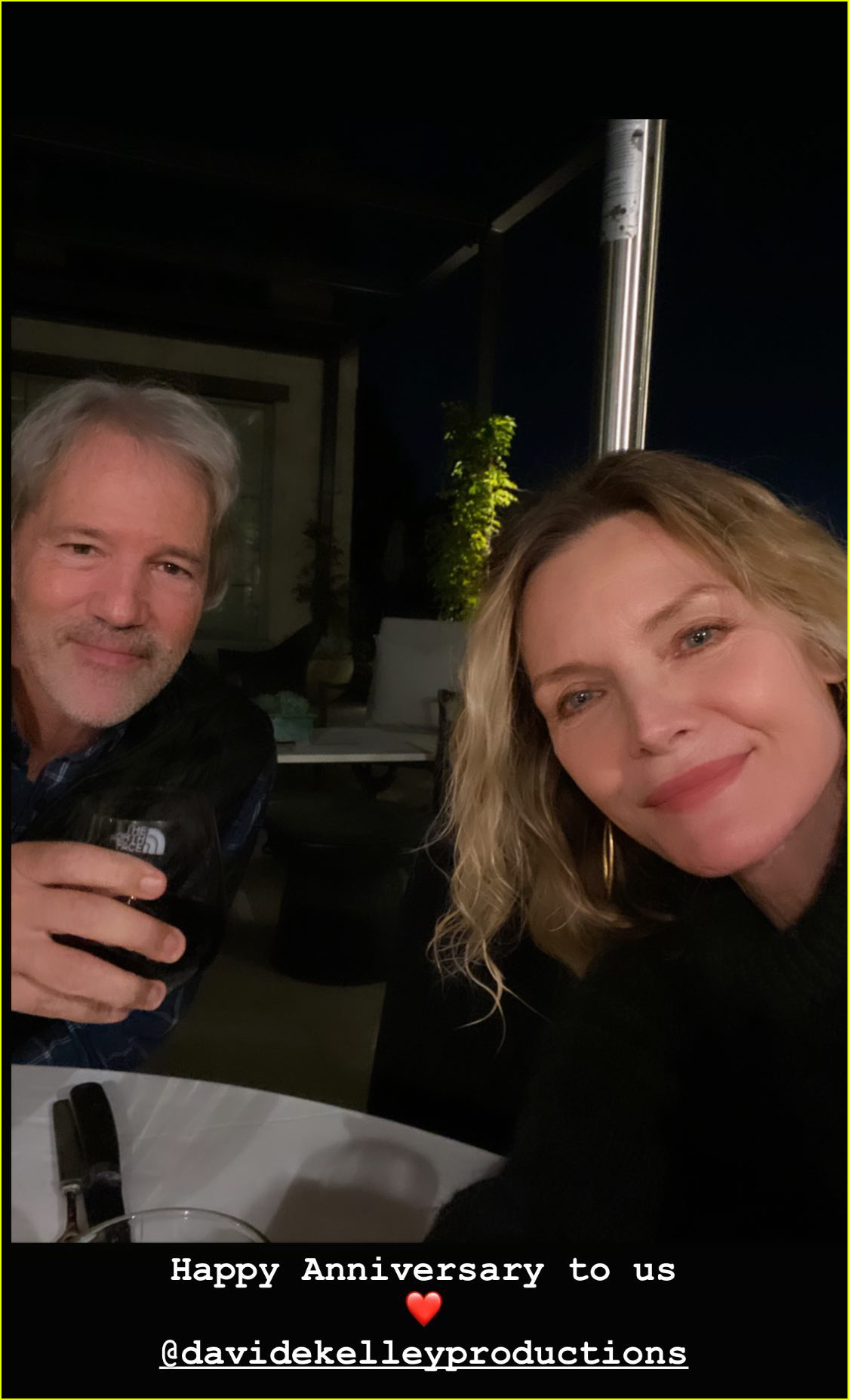 michelle-pfeiffer-david-e-kelly-celebrate-27th-wedding-anniversary-02-1697048491.jpg