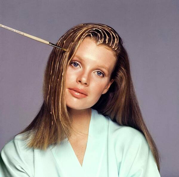 kim-basinger-during-a-hair-coloring-demonstration-francesco-scavullo-1720455217.jpg