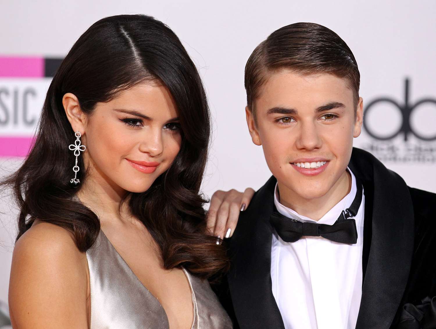 justin-bieber-selena-gomez-1-ea80cc6115c448a3951d2fba3db20552-1725946425.jpg