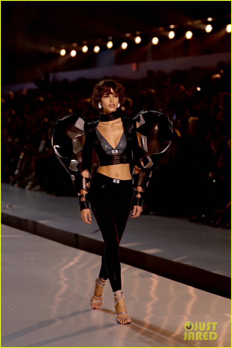 victorias-secret-fashion-show-2024-71-1729061395.jpg