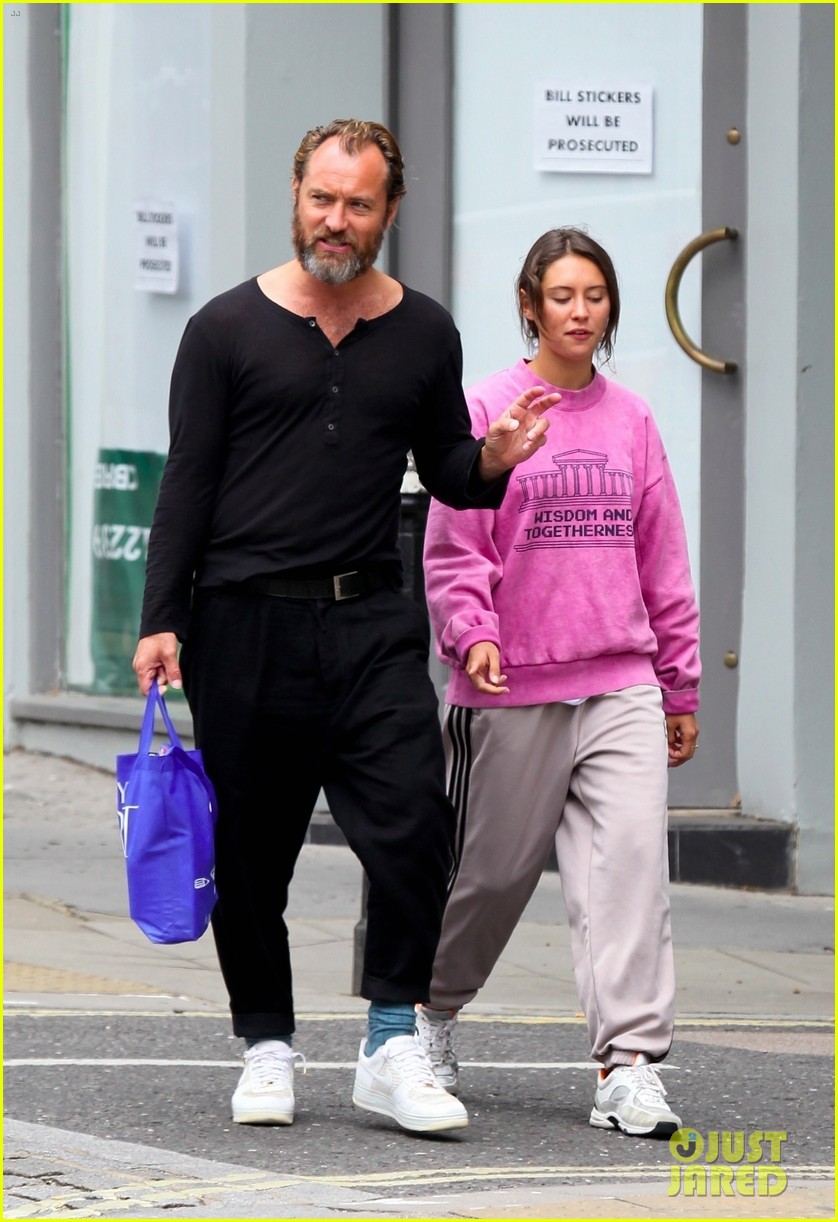 jude-law-spends-the-day-with-daughter-iris-captain-hook-casting-05-1738526827.jpg