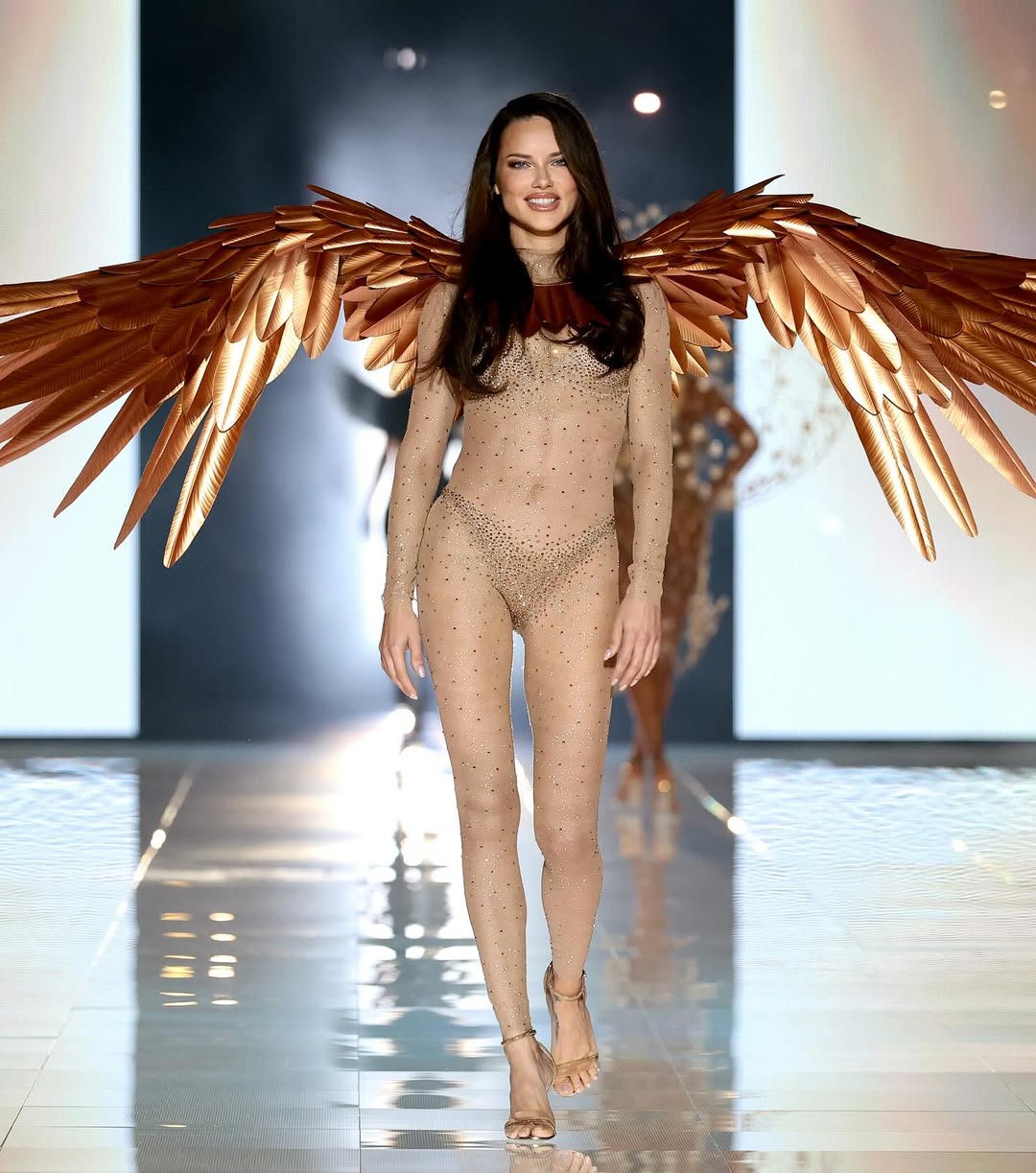 iconic-angeles-adriana-lima-alessandra-ambrosio-are-back-on-the-runway-for-the-2025-victorias-1760627436.jpg