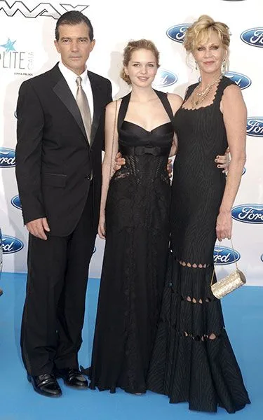 252672d66671-melanie-griffith-antonio-banderas-stella-z-1760945114.jpg.webp