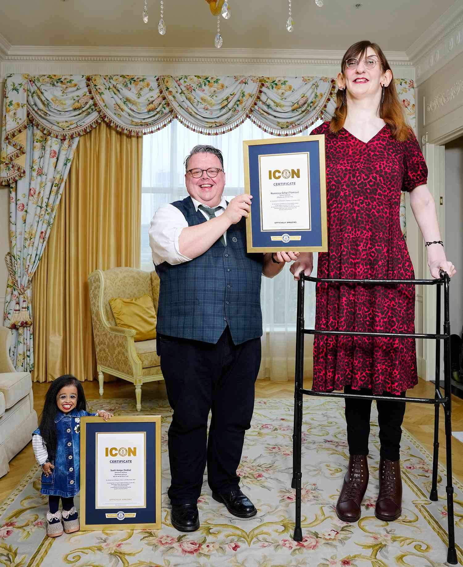 tallest-shortest-woman-112124-6-1b41314e545a4234bc322dfdd0e60d04-1763729570.jpg