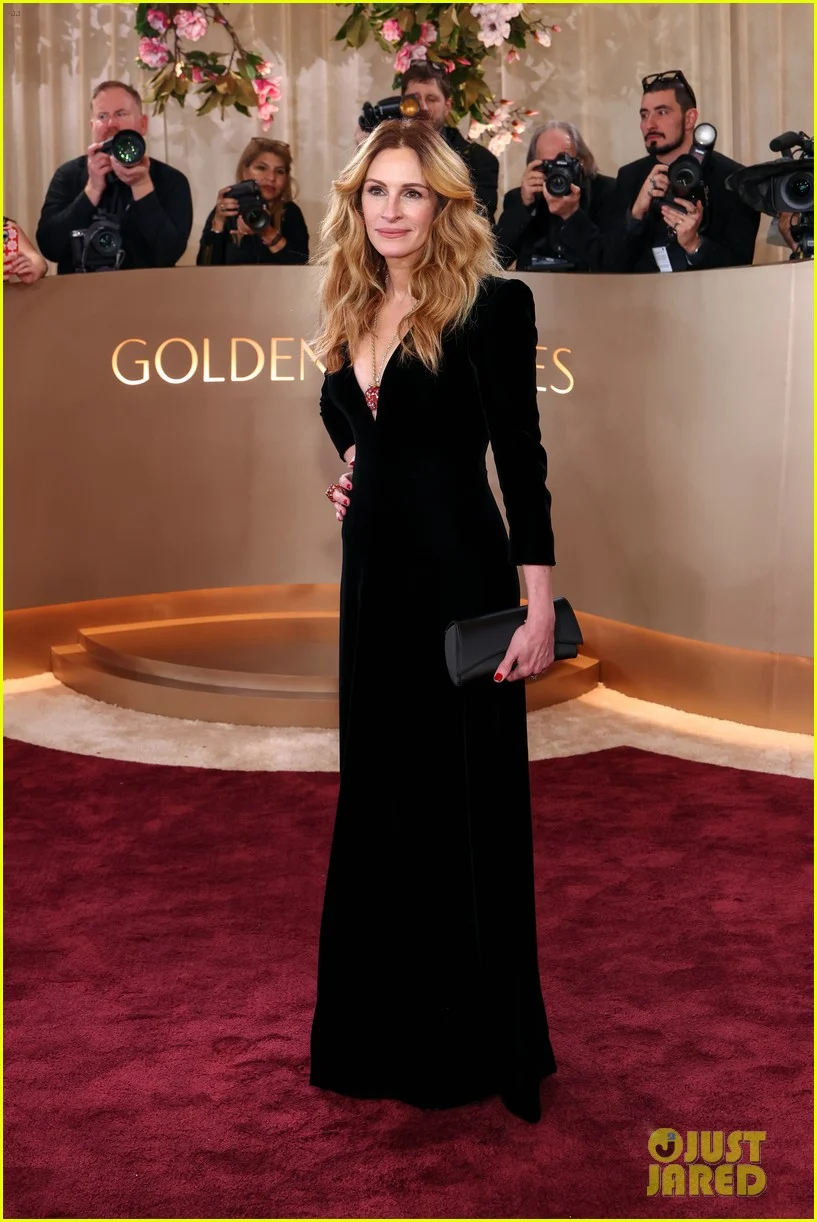 julia-roberts-danny-moder-at-golden-globes-12-1768291762.webp