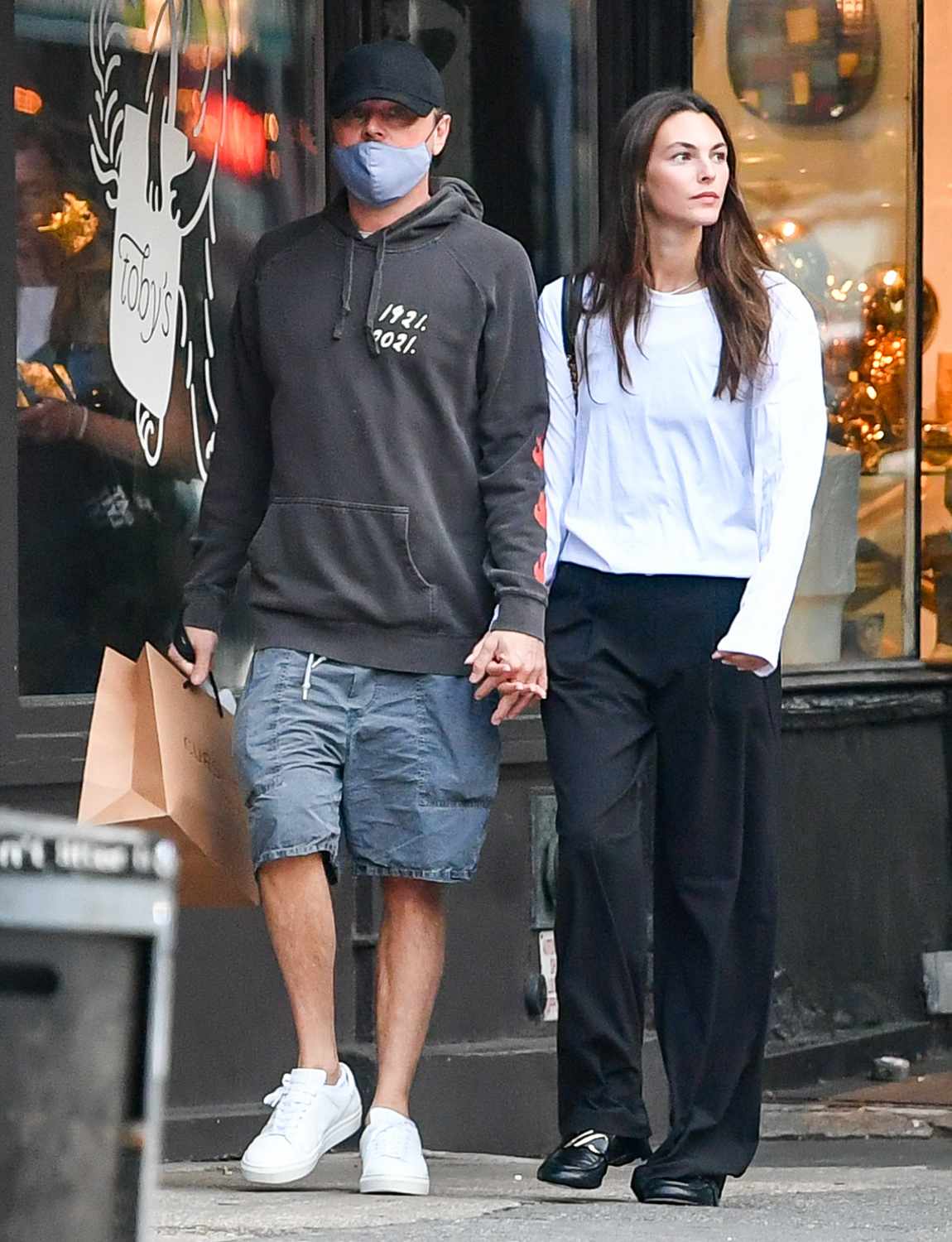 leonardo-dicaprio-vittoria-ceretti-nyc-092425-4-3d749d3c97674695976930d47a60a074-1773639493.jpg