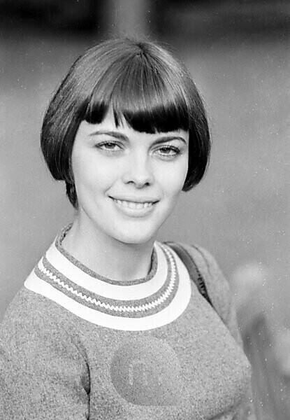 mauritius-images-12324347-mireille-mathieu-16th-october-1968-1775193644.jpg