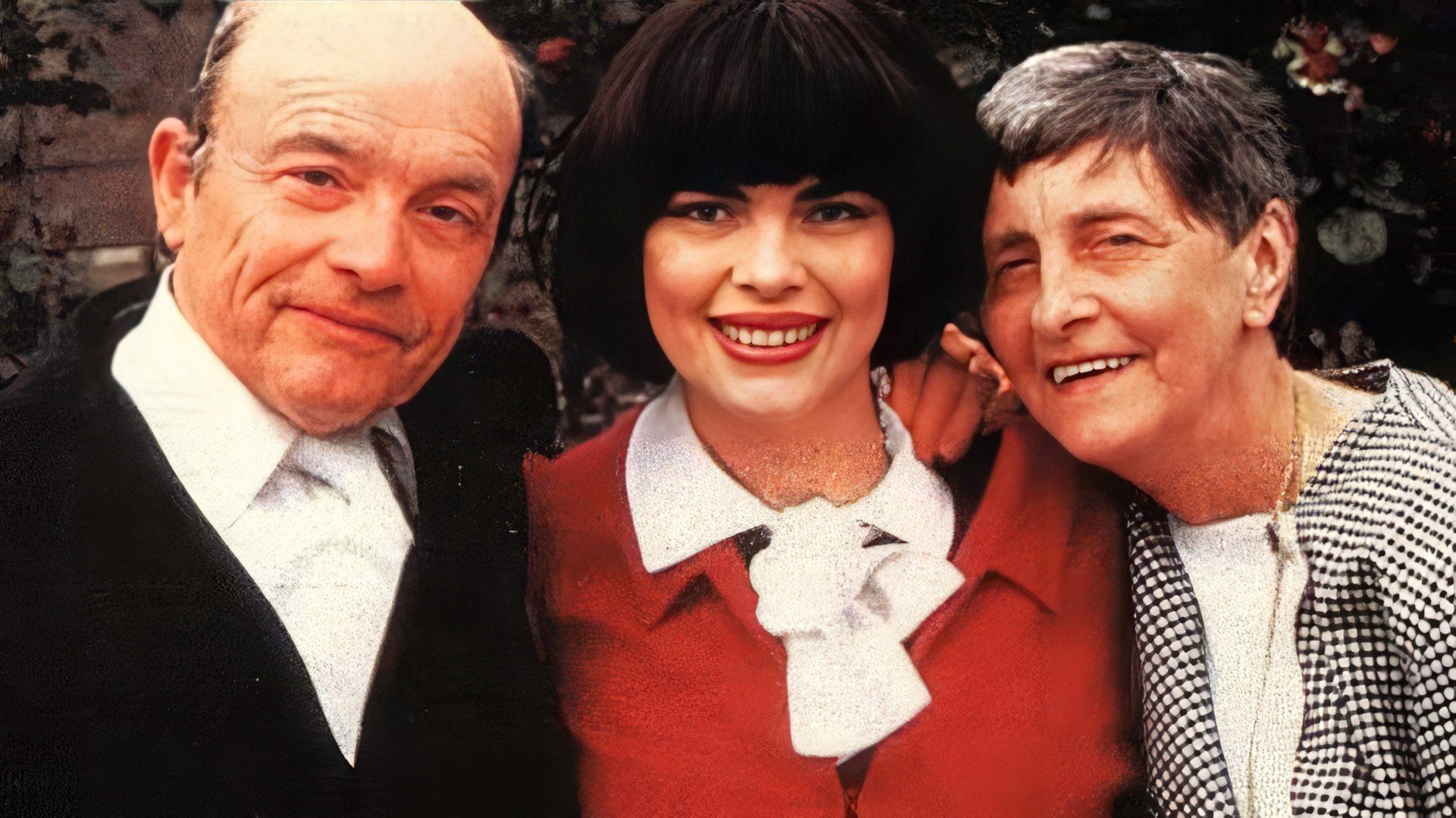mireille-mathieu-with-her-parents-1984-28-1775194067.jpg