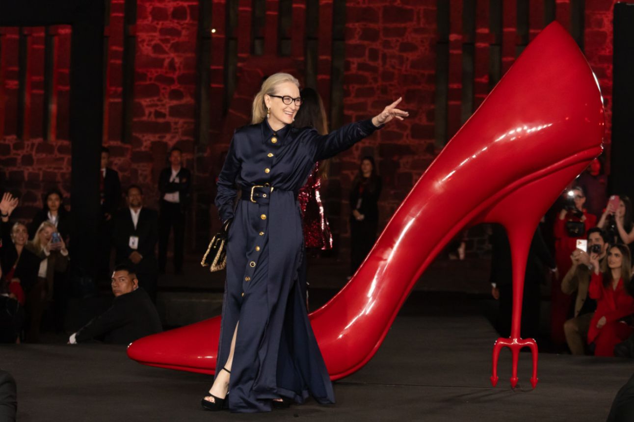 meryl-streep-in-schiaparelli-ready-to-wear-1200x800-1-1920x860-0-1777393425.jpg