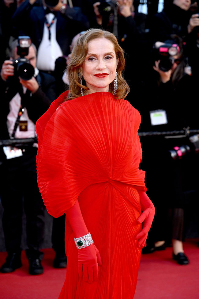 isabelle-huppert-cannes-film-festival-2026-parallel-tales-premiere-red-carpet-fashion-gucci-tom-lorenzo-site-3-1778927456.jpg
