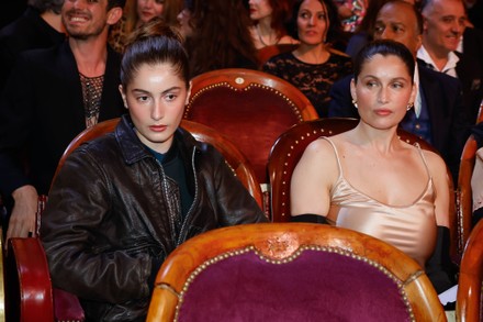laetitia-casta-her-daughter-during-35th-molieres-440nw-14465501ag-1778933471.jpg