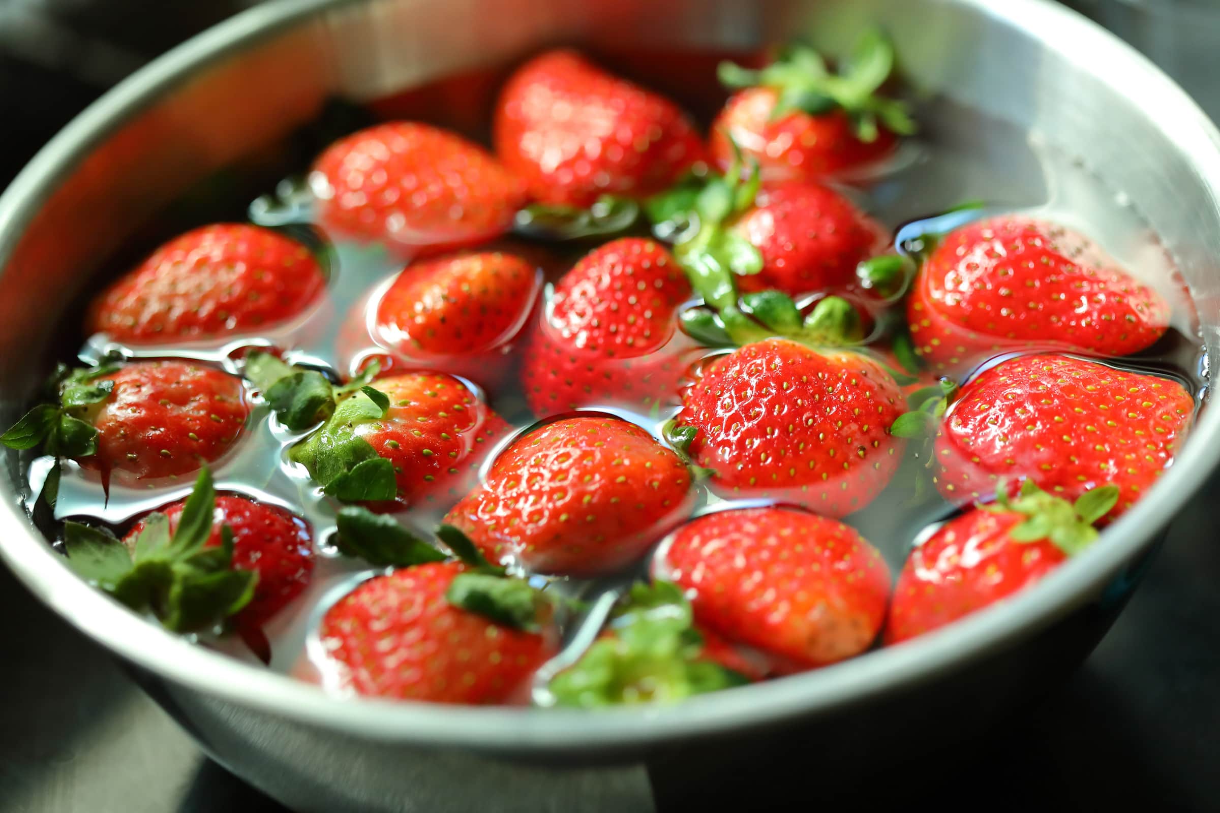 clean-strawberries-vinegar-1779389489.jpg