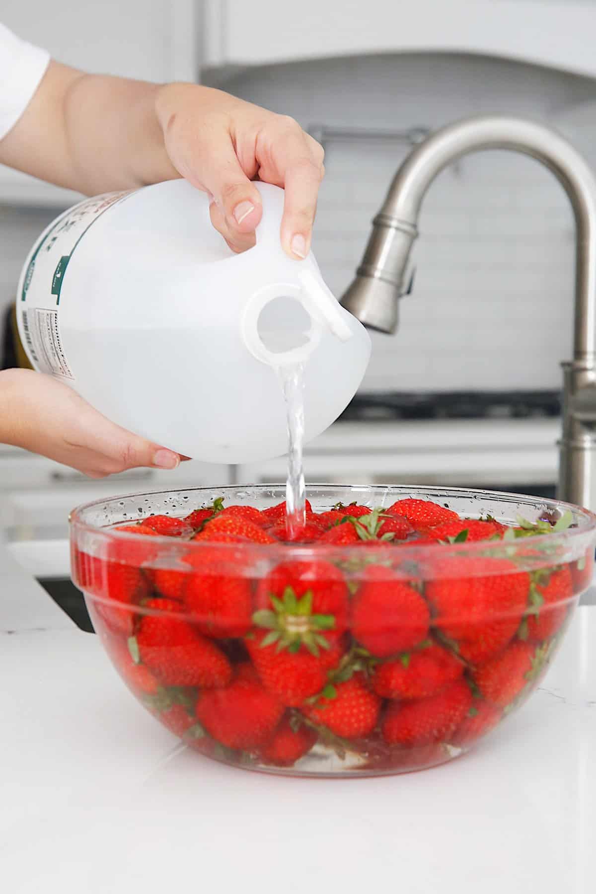 how-to-clean-strawberries4-1779389448.jpg