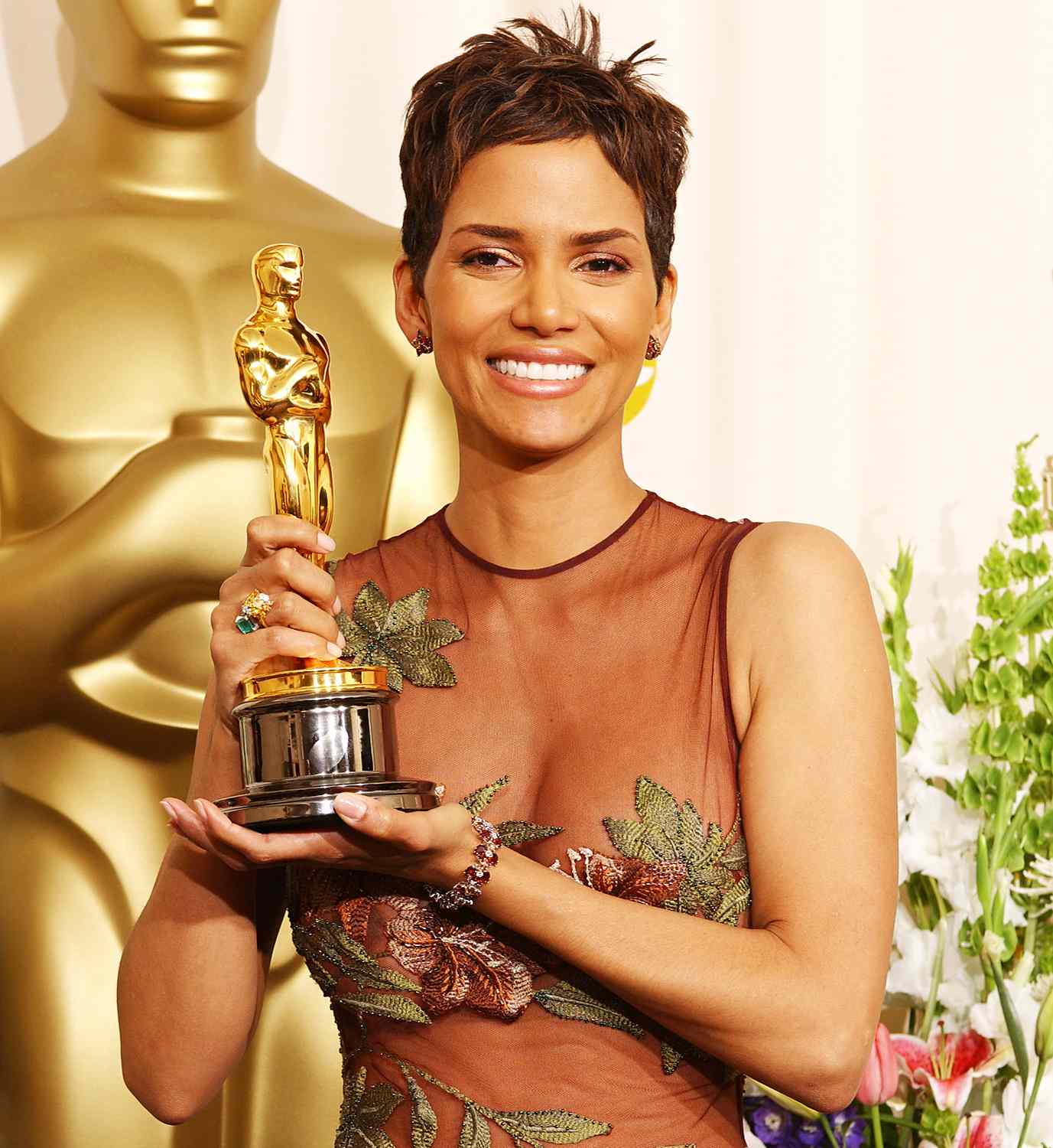 halle-berry-32a4bf8a907c421587738bb3bc5a43bc-1786606409.jpg