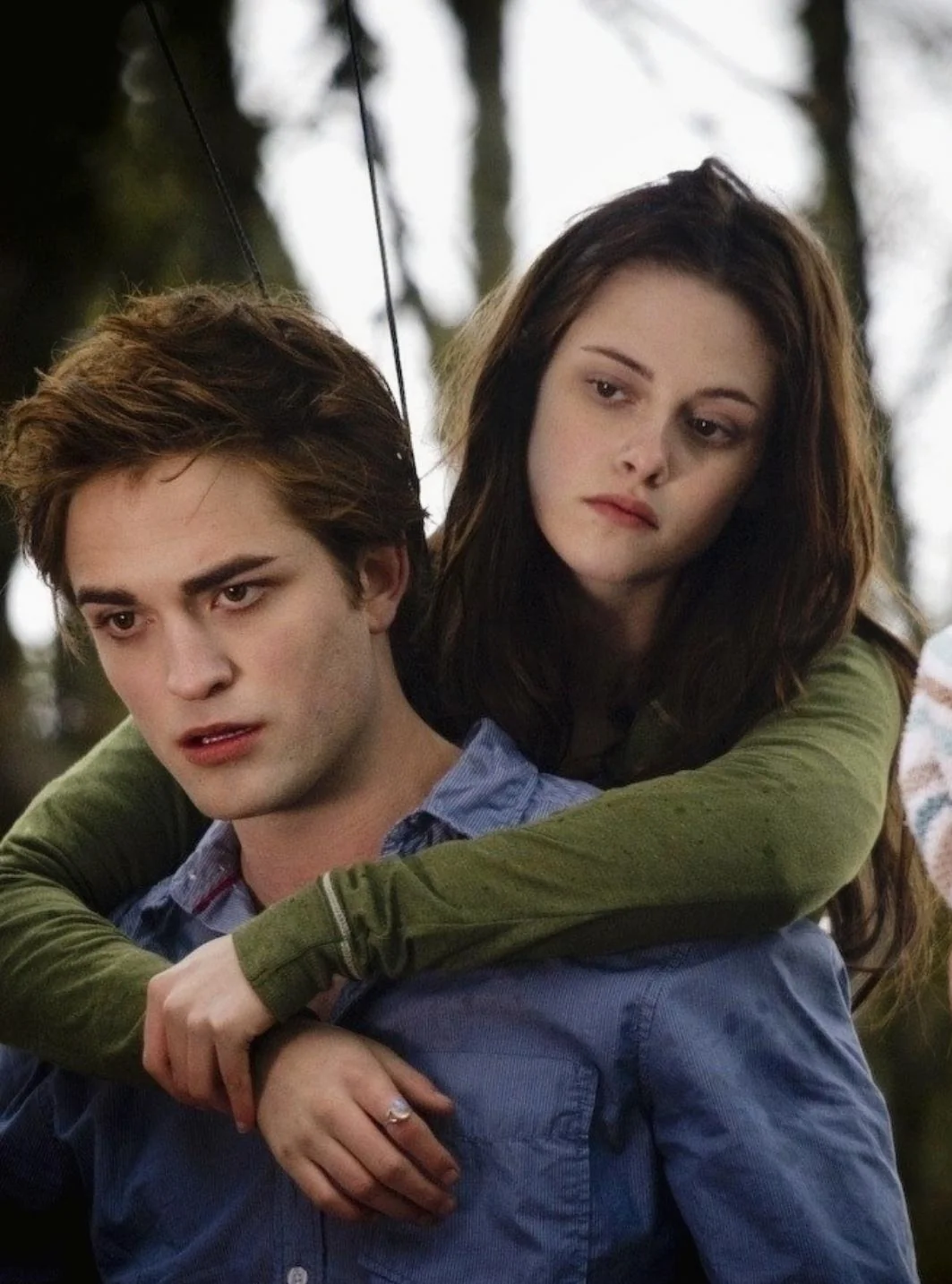 robert-pattinson-and-kristen-stewart-behind-the-scenes-of-v0-jgo32a1erkze1-1788698384.webp
