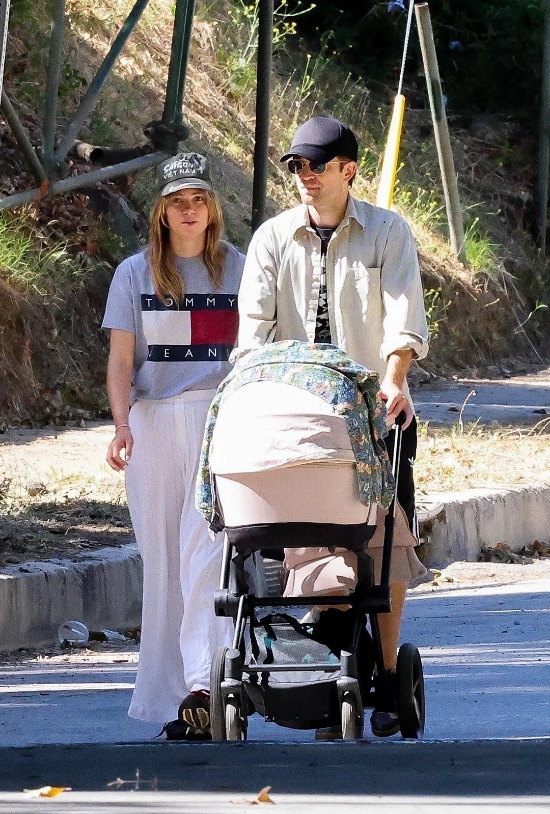 robert-pattinson-and-suki-waterhouse-baby-in-los-angeles-v0-tl74uzx93z8d1-1788698708.webp