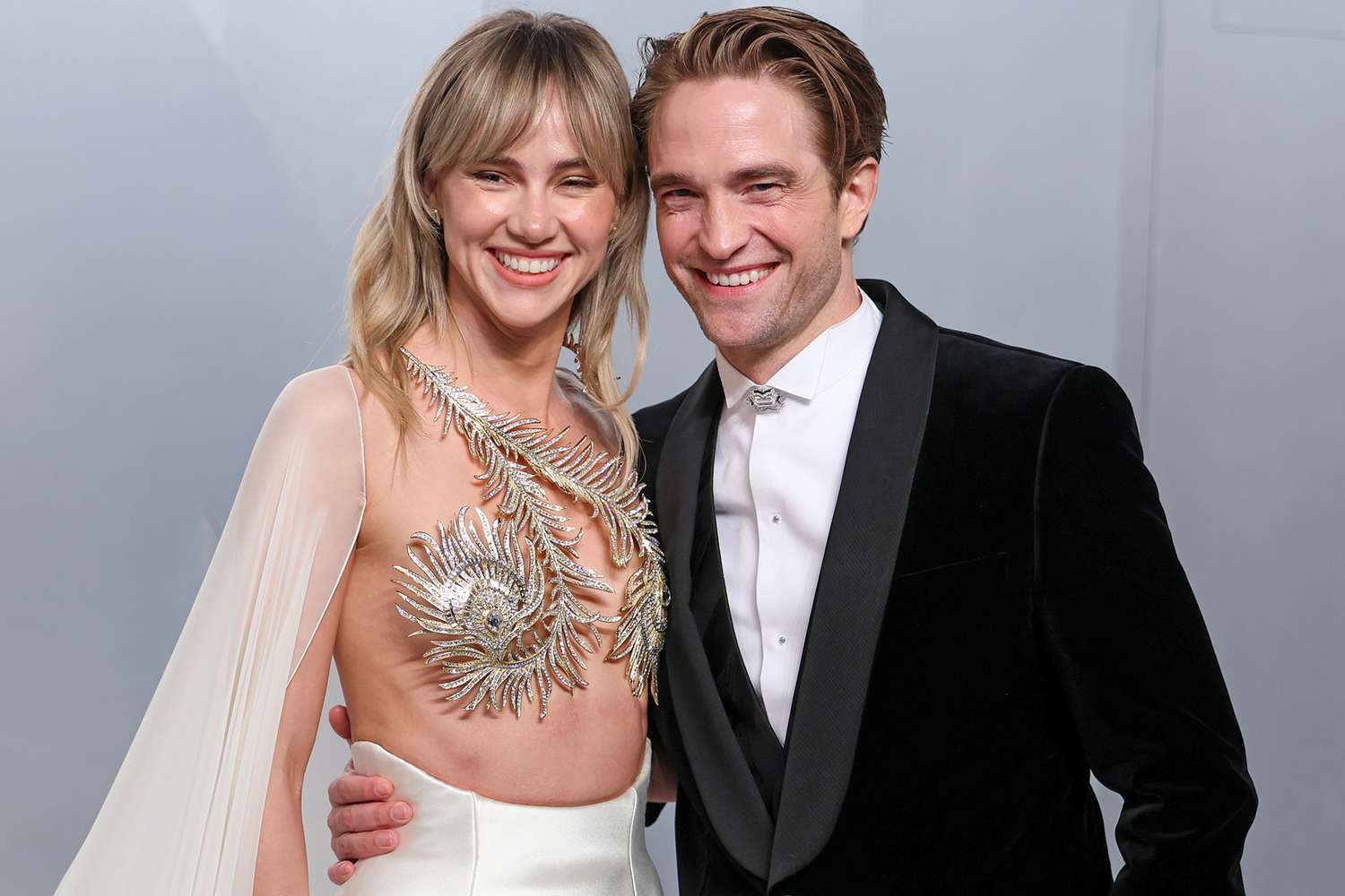 suki-waterhouse-robert-pattinson-2026-vanity-fair-oscar-party-032526-5dc51f01ed204239b52e889c3e4902bb-1788698708.jpg