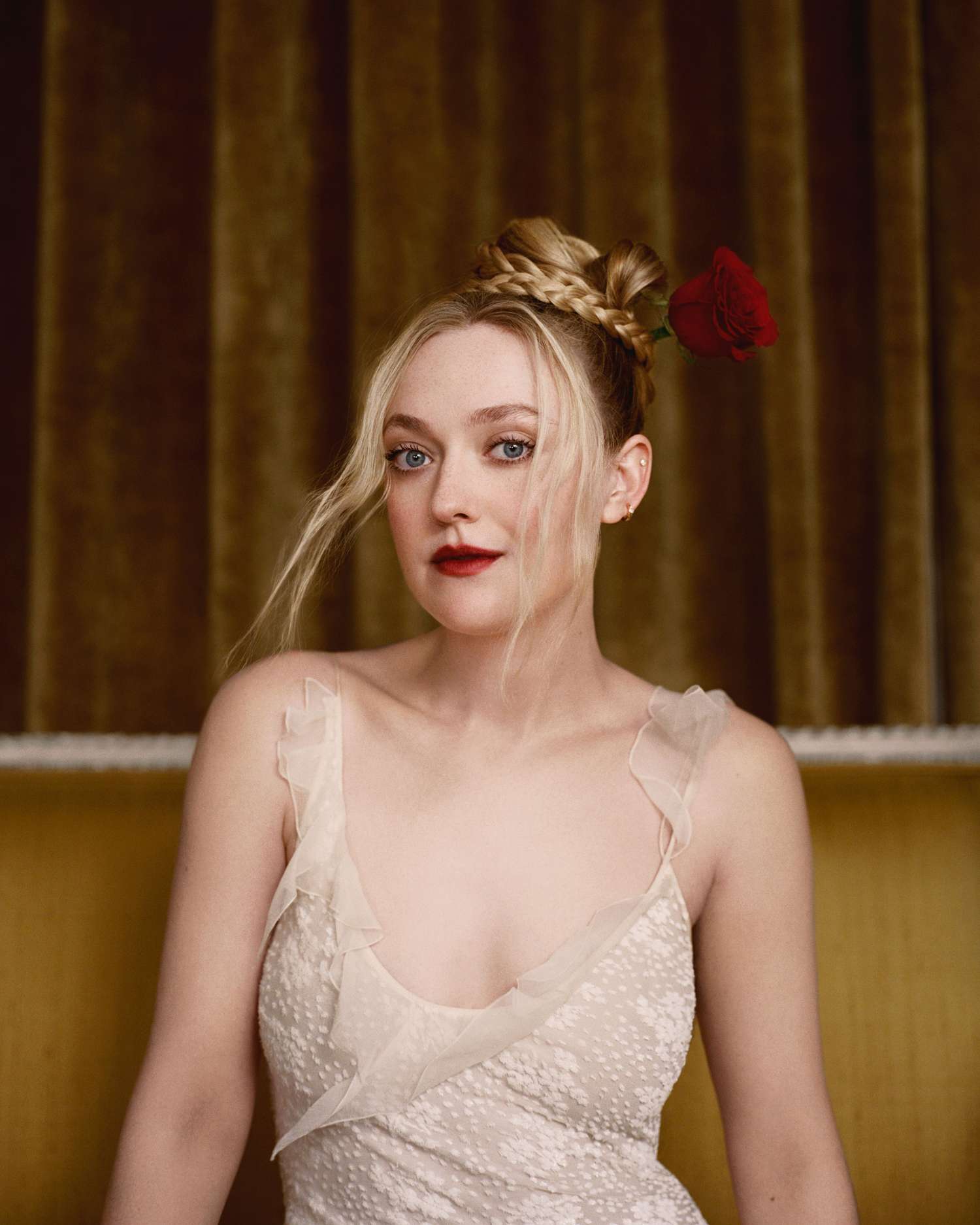 byrdie-dakota-fanning-003-2a92f204b3654e02ac9fcebea48bc913-1789279843.jpg