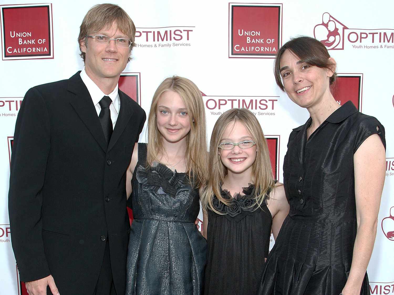 dakota-elle-fanning-parents-1-99f34cf94262491f84acdb5d68183dbb-1789279737.jpg