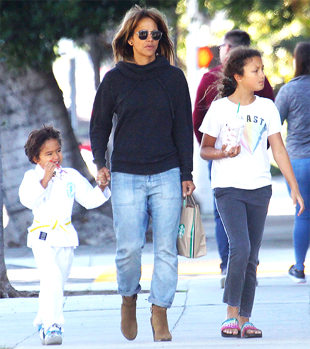 halle-berry-and-kids-shutter-embed-1-1790929056.jpg