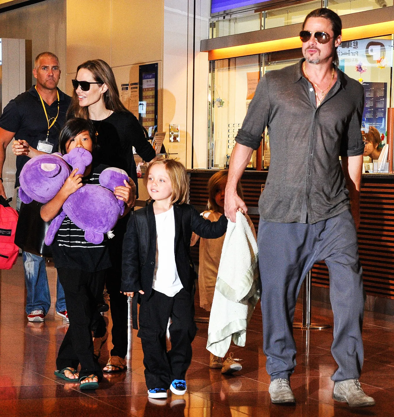 brad-pitt-angelina-jolie-airport-fight-1792305963.webp