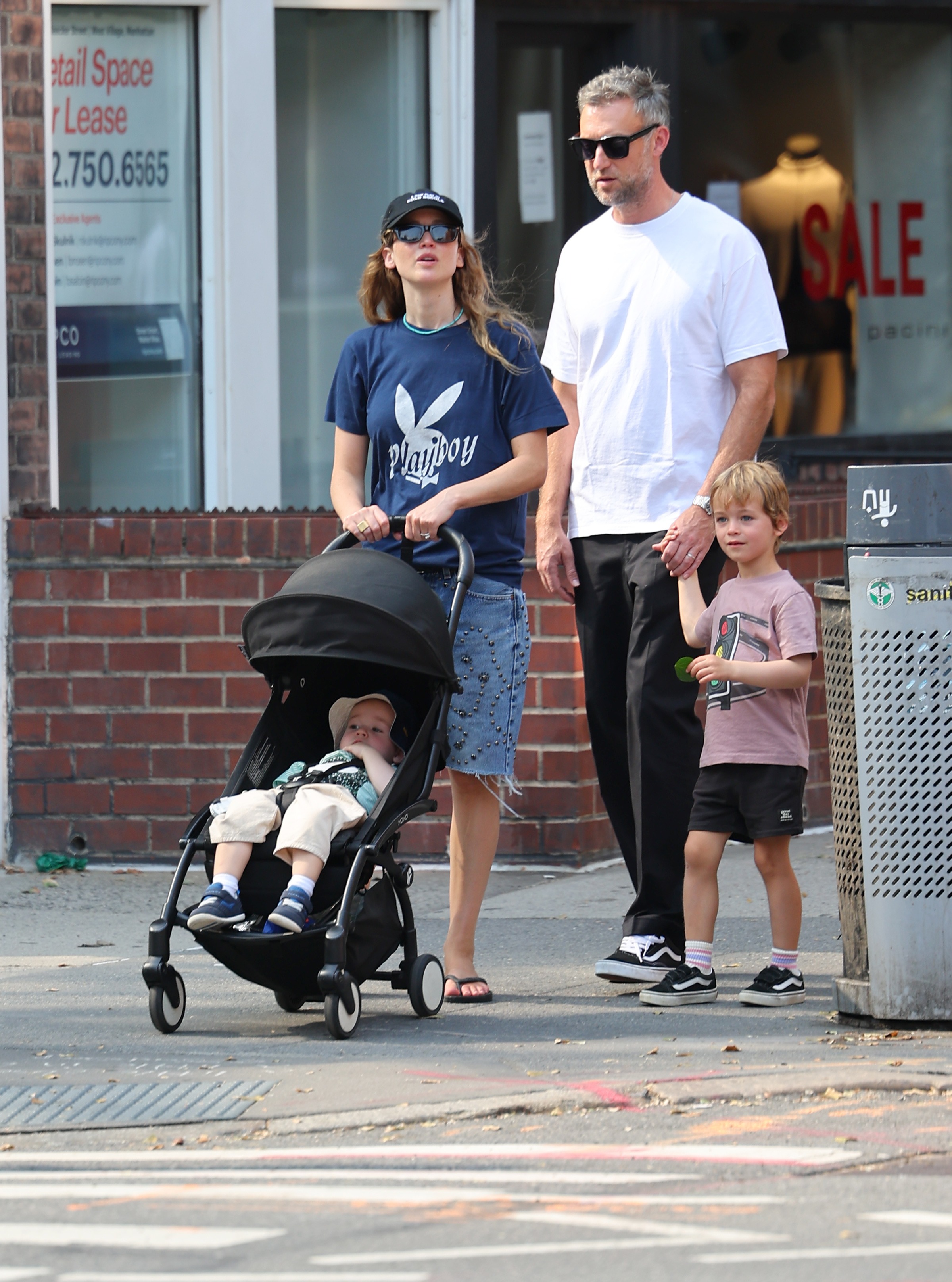 jennifer-lawrence-out-walking-with-her-family-in-the-west-village-jenniferlawrence-family-act-1793264093.jpg